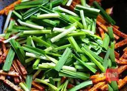 Illustration of how to make stir-fried dried leeks 7