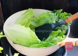 Illustration of how to stir-fry mushrooms with lettuce 7