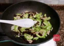 Illustration of how to make fried zucchini and fungus 10