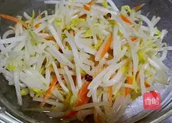 Illustration of how to make cold mung bean sprouts 5