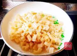 Illustration of how to make sweet and sour lotus root 6