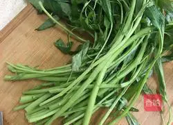 Illustration of how to make scrambled eggs with water spinach 1