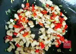 Super delicious and nutritious lily peanut rice stir-fried lotus root diced illustration 7