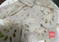 Illustration of how to make fried lotus root slices 5