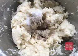 Illustration of how to make bean dregs balls 2