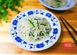 Illustration of how to stir-fry mung bean sprouts with leek moss 7