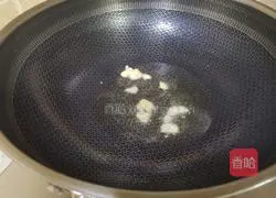 Illustration of how to make garlic lettuce and shredded carrots 4