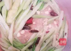 Illustration of how to make spicy and sour lotus root slices 4