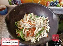 Illustration of how to make shredded king oyster mushrooms in oyster sauce 8