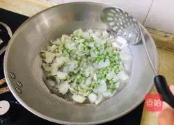 Illustration of how to stir-fry green beans and lilies 2