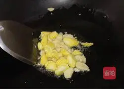 Illustration of how to stir-fry bitter melon with corn shoots 4