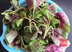 Illustration of how to stir-fry amaranth with minced garlic 2
