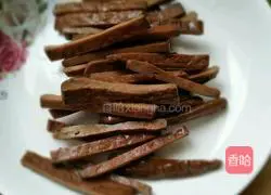 Illustration of how to stir-fry celery with dried beans 2