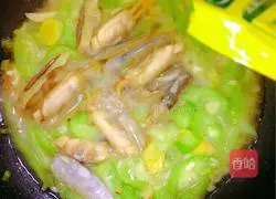 Illustration of how to stir-fry razor clams with loofah 6