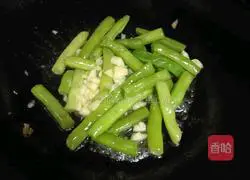 Illustration of how to make fried beans with garlic paste 6