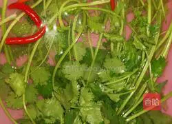 Illustration of how to make cold coriander 1