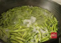 Illustration of how to make fried beans and lettuce 3