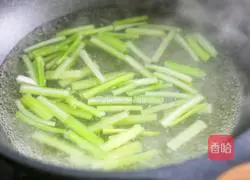 Illustration of how to stir-fry celery with king oyster mushrooms, carrots and celery 6