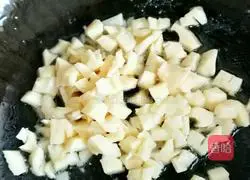 Illustration of how to make super delicious and nutritious diced lotus root stir-fried with lily peanuts 4