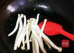 Illustration of how to stir-fry green vegetables with white jade mushrooms 5