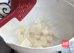 Illustration of how to make Chinese toon mixed with tofu 8