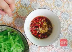 Illustration of how to make cold shredded lettuce 4