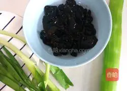 Illustration of how to make fried fungus with lettuce 1