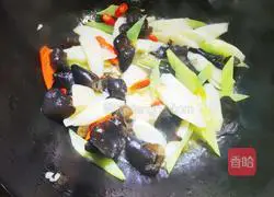 Illustration of how to stir-fry fungus with light salt yam 7