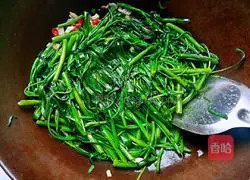 Illustration of how to make garlic water spinach 6