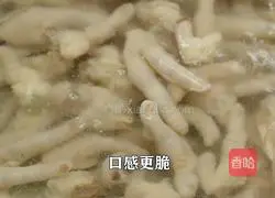 Perilla lemon pickled pepper chicken feet have a unique taste and are super delicious.Illustration of how to make sour and spicy food 4