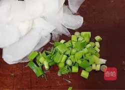 Illustration of how to make stir-fried white radish slices 1