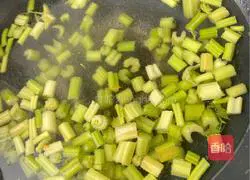 Illustration of how to mix celery and spiced peanuts 6