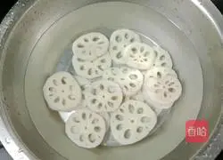 Illustration of how to make steamed lotus root clips 6