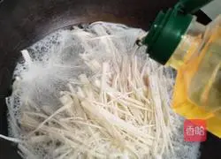 Illustration of how to mix enoki mushrooms 4