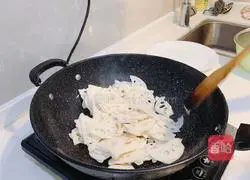 Illustration of how to make stir-fried lotus root slices 6