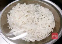 Illustration of how to make spicy and sour lotus root strips 3