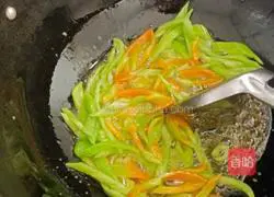 Illustration of how to make fried tofu skin with green pepper 4