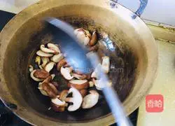 Illustration of how to stir-fry rapeseed with mushrooms 5