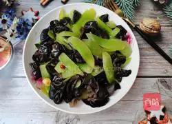 Illustration of how to make fried lettuce with fungus 17