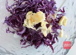 Illustration of how to make purple cabbage shreds 4