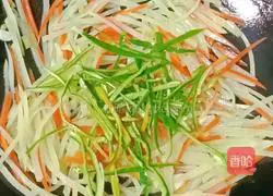 Illustration of how to make hot and sour shredded potato bento 11