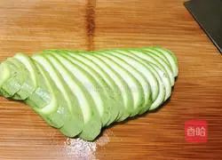 Illustration of how to make shredded zucchini 2