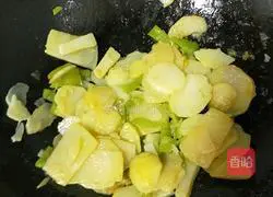 Illustration of how to make fried potato slices with hot pepper 6