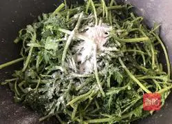 Illustration of how to steam wild vegetables with rice flour 8