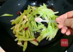 Illustration of how to make spicy stir-fried kale 11