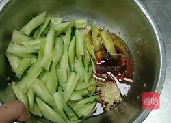 Illustration of how to make garlic and cucumber in childhood 3