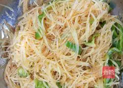 Illustration of how to make cold shredded potatoes 3