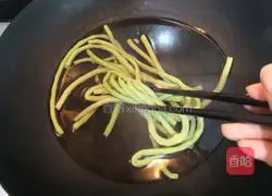 Illustration of how to make long beans with sesame salad dressing 5