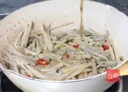 Illustration of how to make spicy and sour shredded lotus root 7