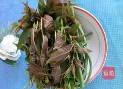 Illustration of how to mix Chinese toon with garlic sprouts 1